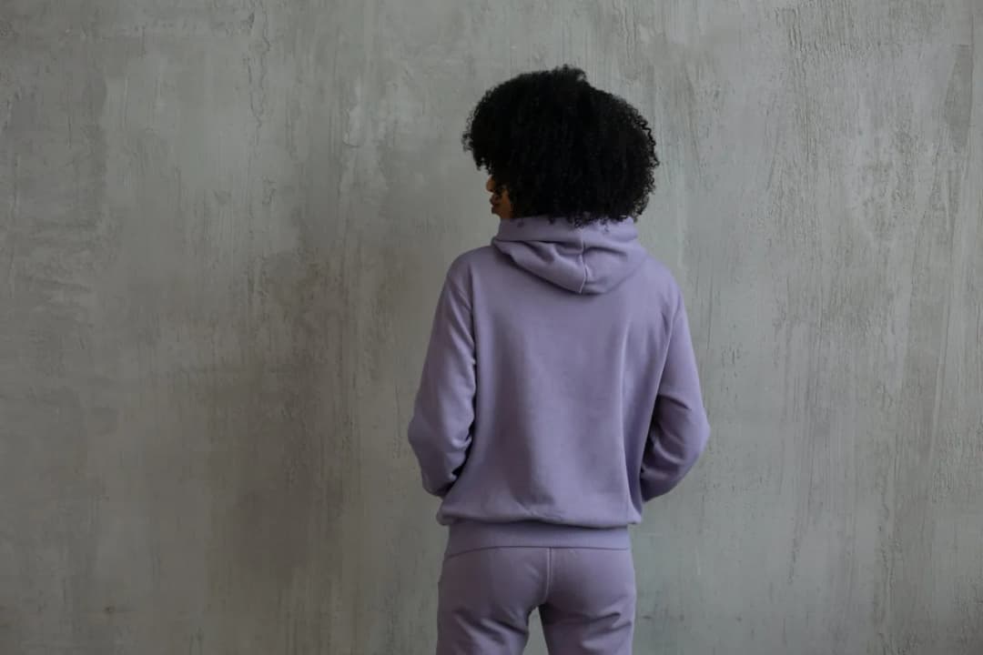 Jak nosić bluzy w modny sposób – 10 stylizacji, które zachwycą