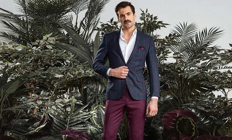 Jaką koszulę wybrać do bordowych spodni, by wyglądać stylowo?