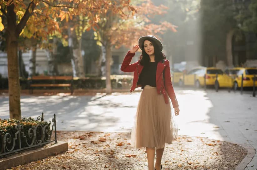 Jaką bluzkę do beżowej spódnicy wybrać, by wyglądać stylowo?