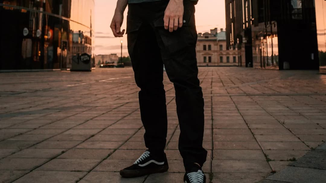 Męskie spodnie do kostek – jak się nazywają i jakie wybrać?