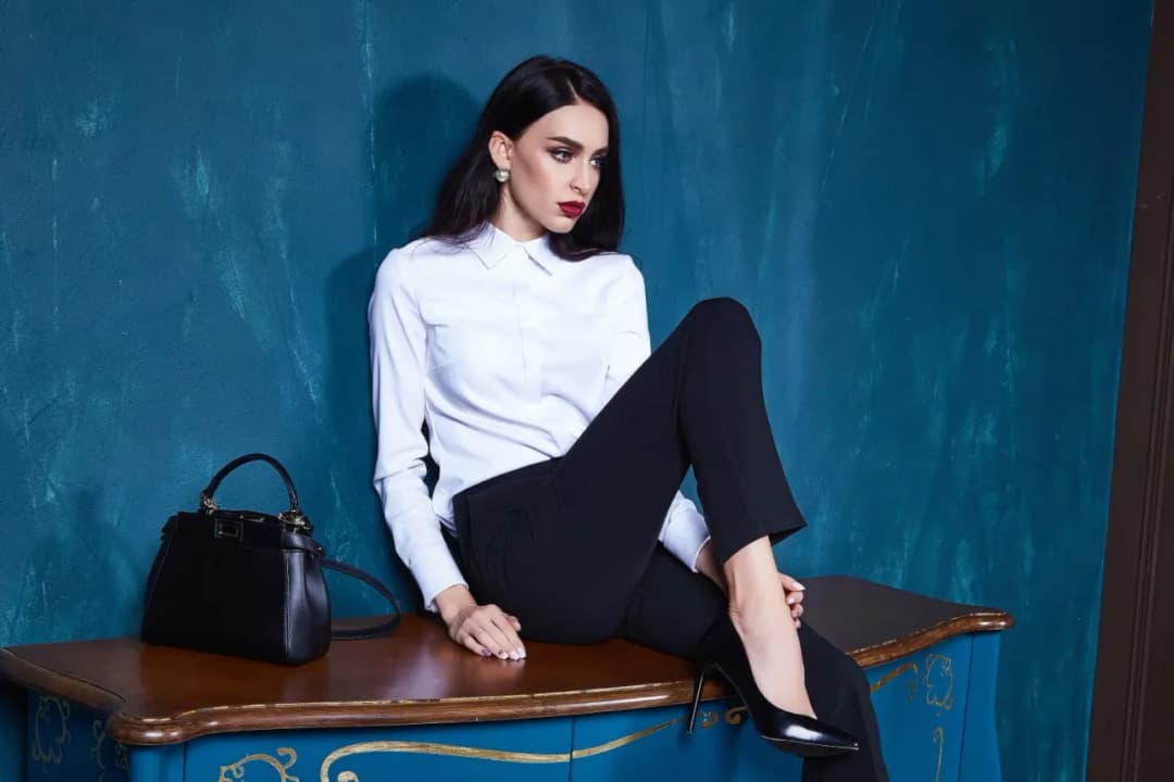 Spodnie bootcut co to znaczy i jak je nosić w modzie codziennej