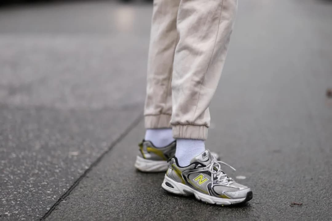 Jakie buty do spodni z gumką na dole - stylizacje, które zachwycą