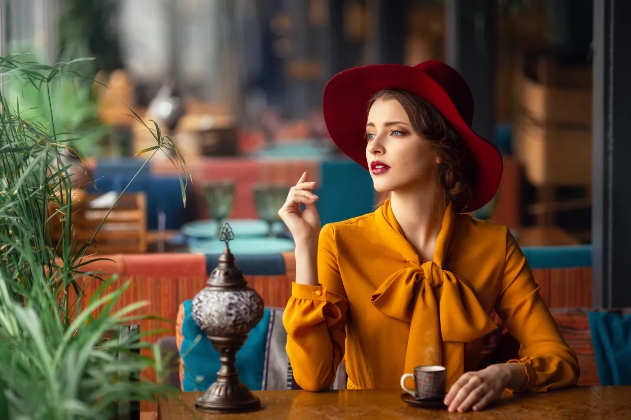 Jak wiązać bluzkę pod szyją - proste sposoby na elegancki wygląd