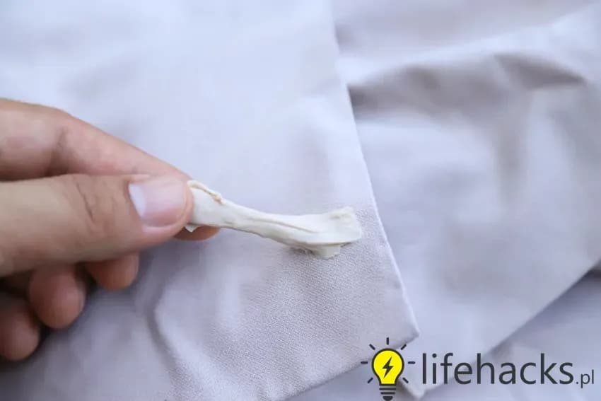 Skuteczne sposoby na to, jak zmyć gumę ze spodni bez uszkodzeń